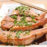 内容审核主任正面照，戴眼镜，神态认真